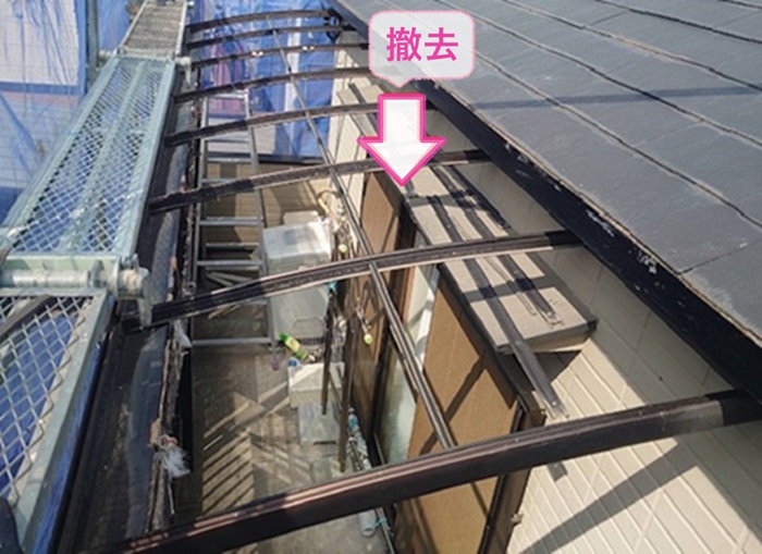 神戸市西区で雹害で割れたベランダ屋根を撤去している様子
