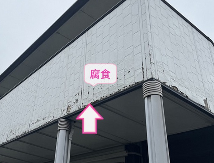 賃貸住宅の外装ボード補修で既存の窯業サイディングが腐食している様子