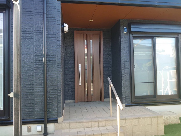 玄関ドアリフォーム後の様子