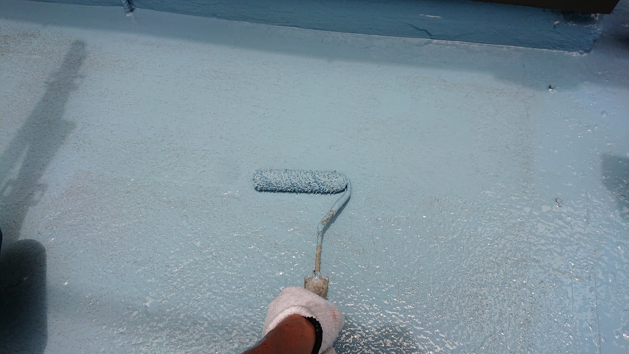 雨漏り修理でのベランダ防水でウレタンを中塗りしている様子