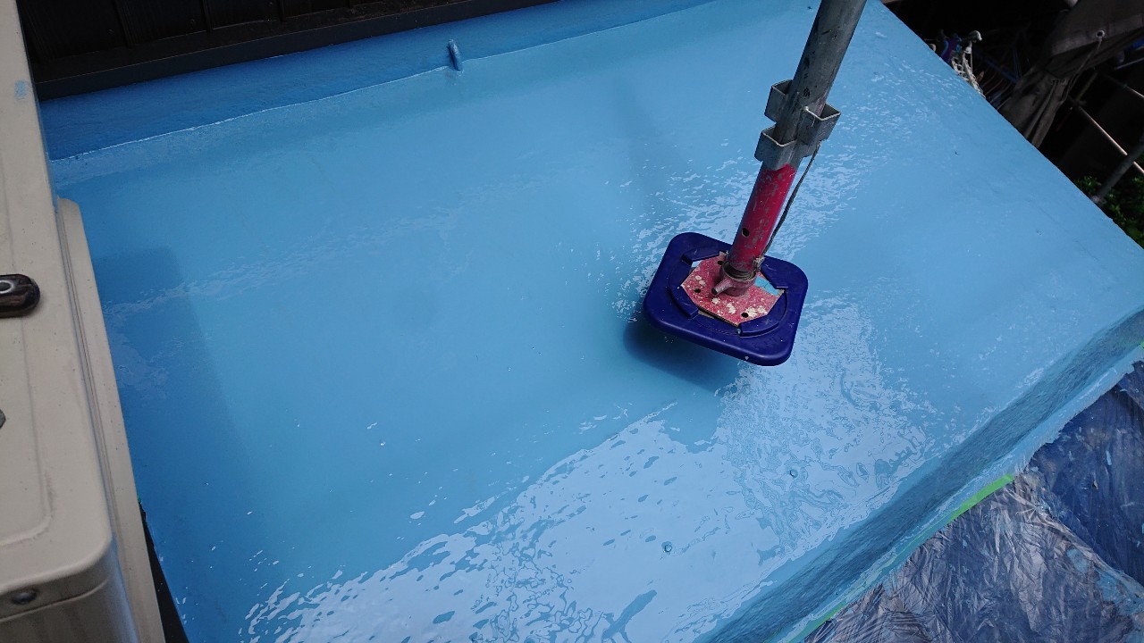 ベランダ防水でウレタン防水を2回塗っている様子