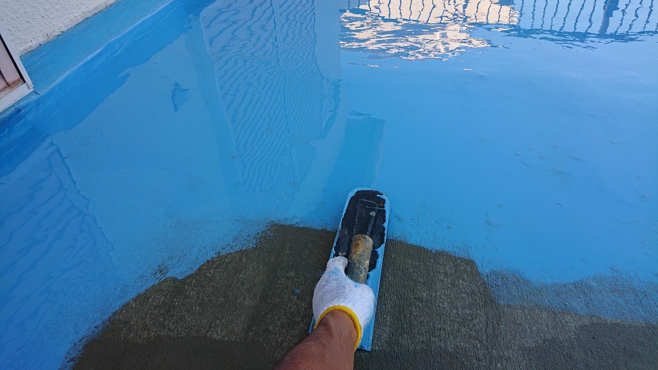 ウレタン防水の中塗り作業