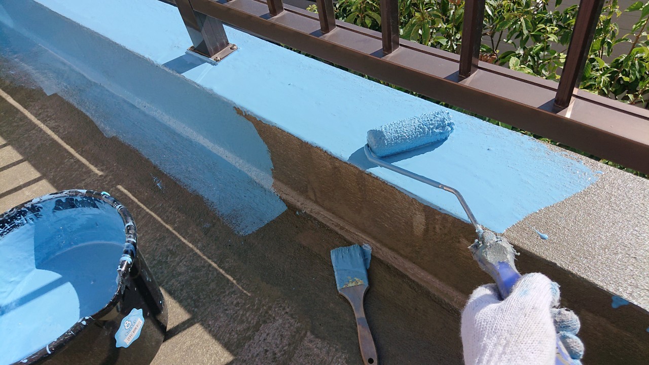 バルコニーの防水工事でウレタン防水を中塗り
