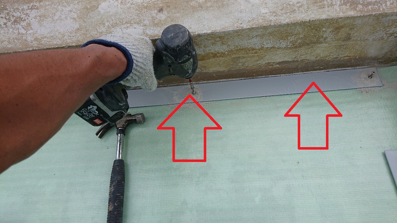 屋上端部に取り付ける平鋼板