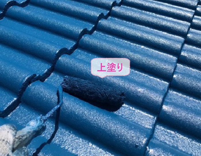 モニエル瓦の塗装改修で上塗りしている様子