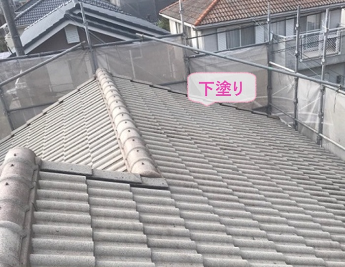 モニエル瓦の塗装改修で下塗り材を塗っている様子