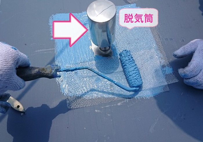 伊丹市の陸屋根防水改修工事で脱気筒を取り付けている様子