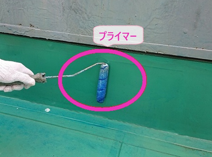 伊丹市の陸屋根防水改修工事でプライマーを塗っている様子