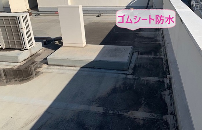 加古川市で防水リフォームを行う商業施設の屋上のゴムシート防水が劣化している様子