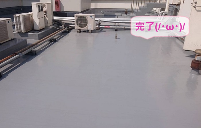 加古川市の商業施設の屋上で田島オルタックエースを使用した防水リフォームが完了した現場の様子