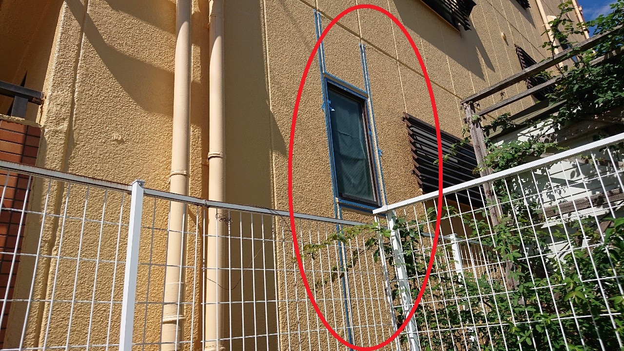 加古川市での窓廻りの雨漏り修理でマスキングテープを貼って養生した様子