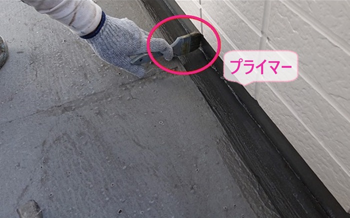 集合住宅の共用廊下のリフォームでプライマーを塗っている様子