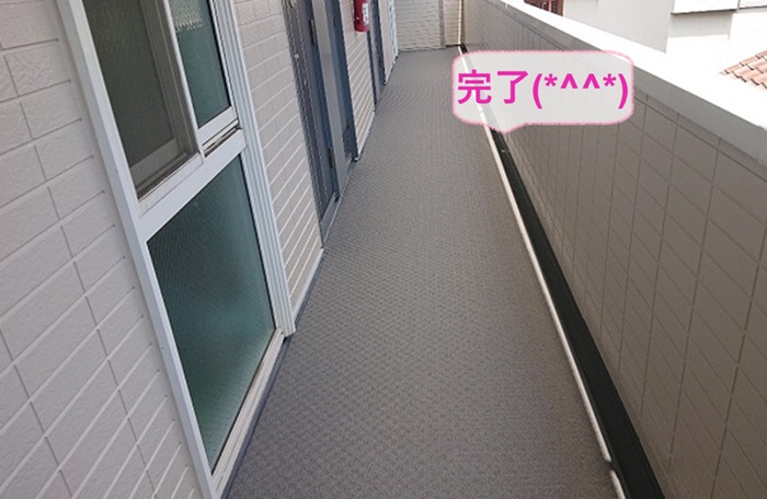 加古川市でタキロンQAの長尺シートを使用した集合住宅の共用廊下リフォームが完了した現場の様子