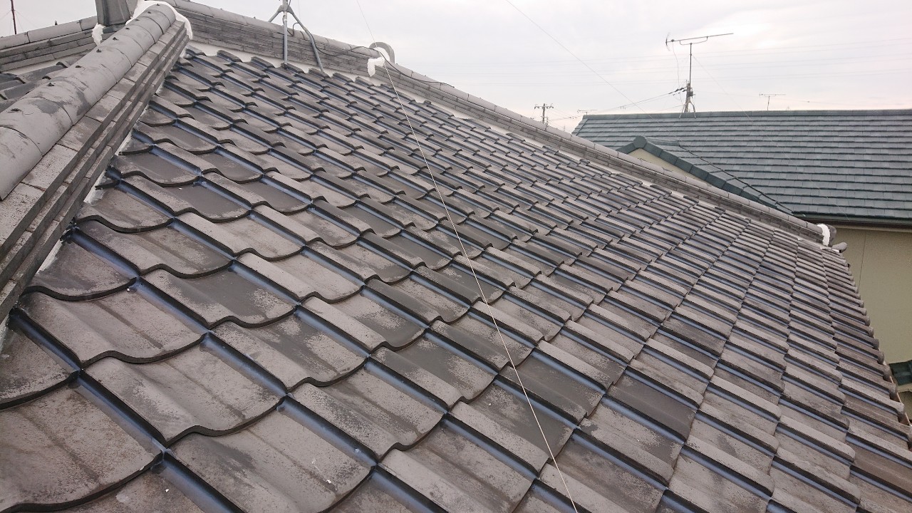 加古川市での瓦屋根台風対策でラバーロック工法が完了した様子