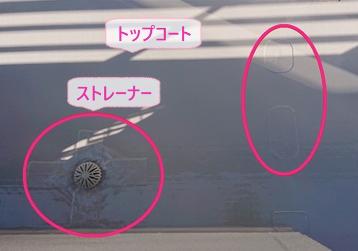 穴の空いた塩ビシート防水の部分補修でトップコートを塗って落ち葉除けのストレーナーを取り付けている様子