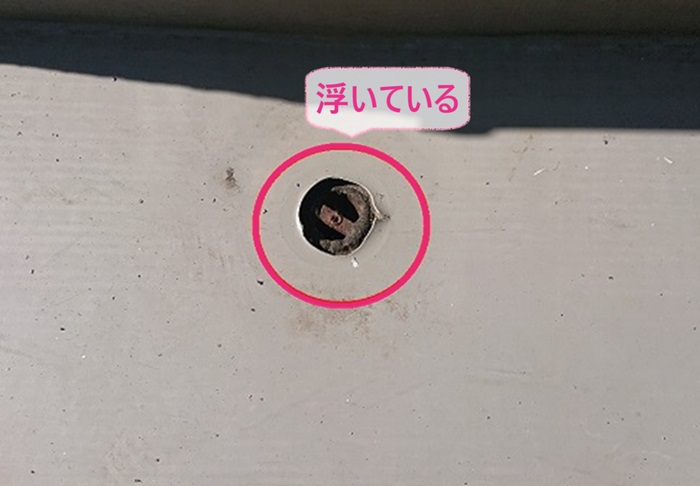 加古川市の部分補修でドレンまわりの塩ビシート防水が浮いている様子