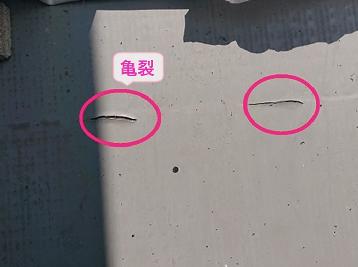 加古川市の部分補修で既存の塩ビシート防水が破れている様子