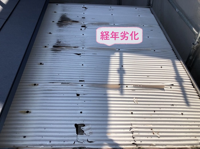 加古郡播磨町の波板取り替えで既存のベランダ屋根が経年劣化している様子