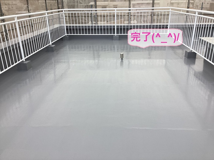 神戸市北区の3階建てマンションの雨漏り修繕で伸縮目地のある陸屋根へ防水工事が完了した現場の様子