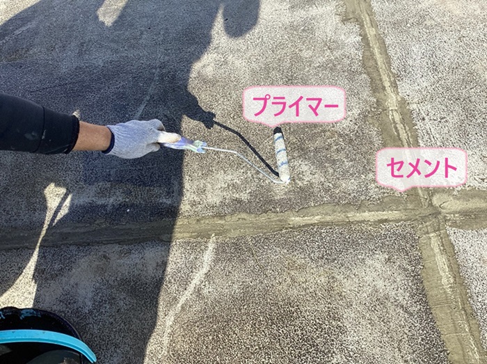 神戸市北区の陸屋根の防水工事でセメントを塗った上からプライマーを塗っている様子