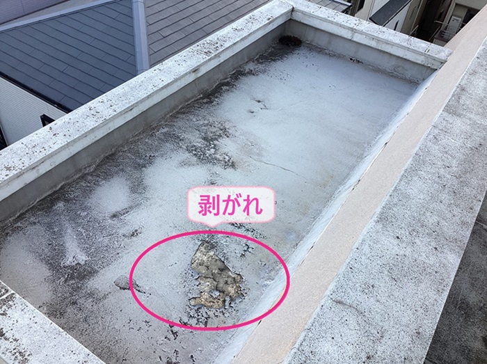 神戸市北区の3階建てマンションの陸屋根で防水層が剥がれている様子