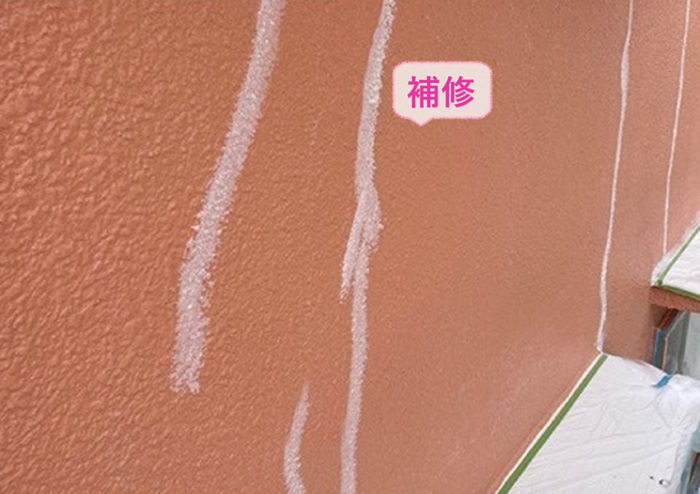 神戸市北区の外壁塗り替えでひび割れを補修している様子