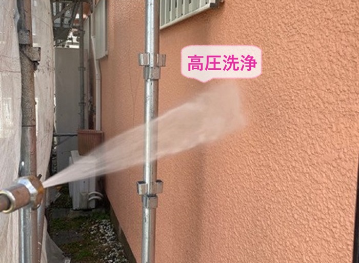 神戸市北区の外壁塗り替えで高圧洗浄をしている様子
