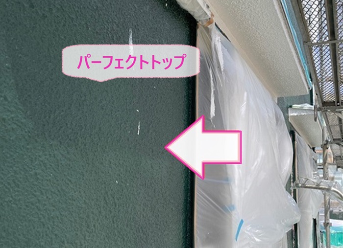 神戸市北区の外壁塗り替えで日本ペイントのパーフェクトトップを塗っている様子