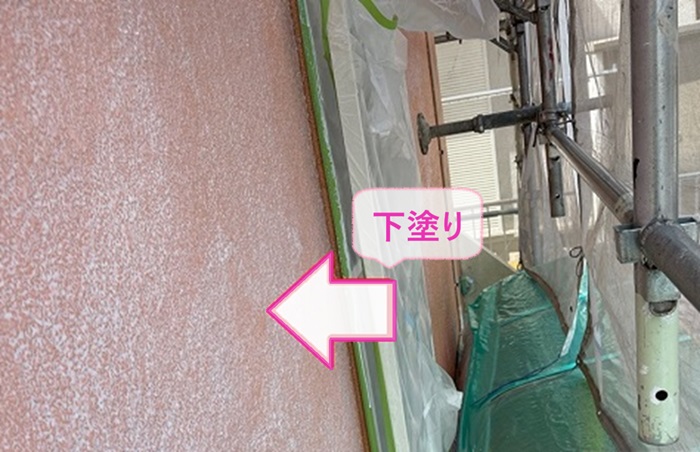 神戸市北区の外壁塗り替えで下塗り材を塗っている様子