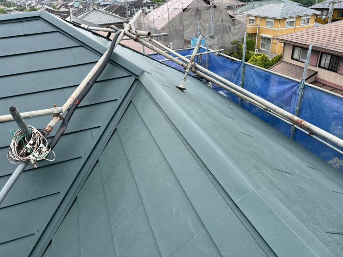 屋根カバー工事の仕上げ材である棟板金をビスで固定