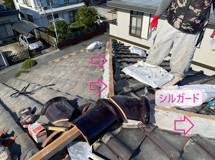 神戸市北区の棟瓦の部分的な修理でシルガードを塗っている様子