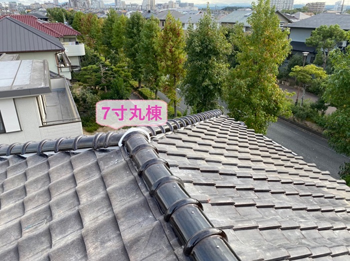 神戸市北区の日本瓦の地震対策で新しい棟瓦の7寸丸棟を取り付けている様子