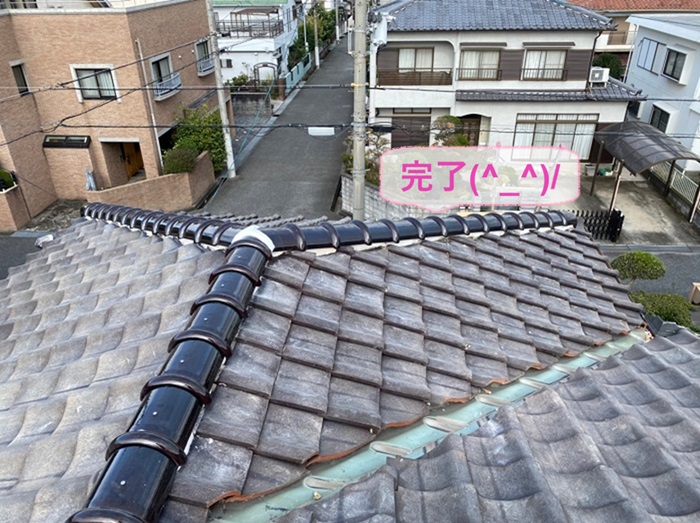 神戸市北区の日本瓦の地震対策で高く積まれた棟瓦取り直す部分的な修理が完了した現場の様子