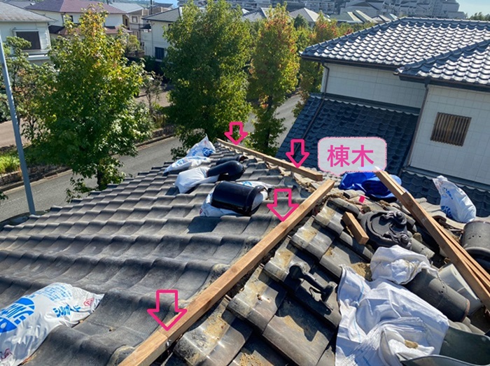 神戸市北区の棟瓦の取り直しで既存の屋根下地に棟木を取り付けている様子