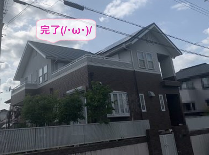 神戸市北区でソーラーパネル付きスレート屋根を金属屋根で重ね葺きが完了した現場の様子