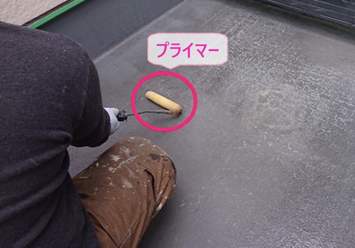 タフシールトップを用いたFRP防水リフォームでプライマーを塗っている様子