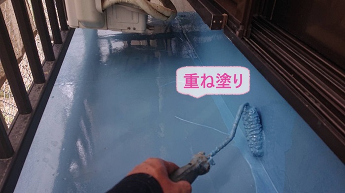 神戸市中央区の防水工事で防水材を重ね塗りしている様子