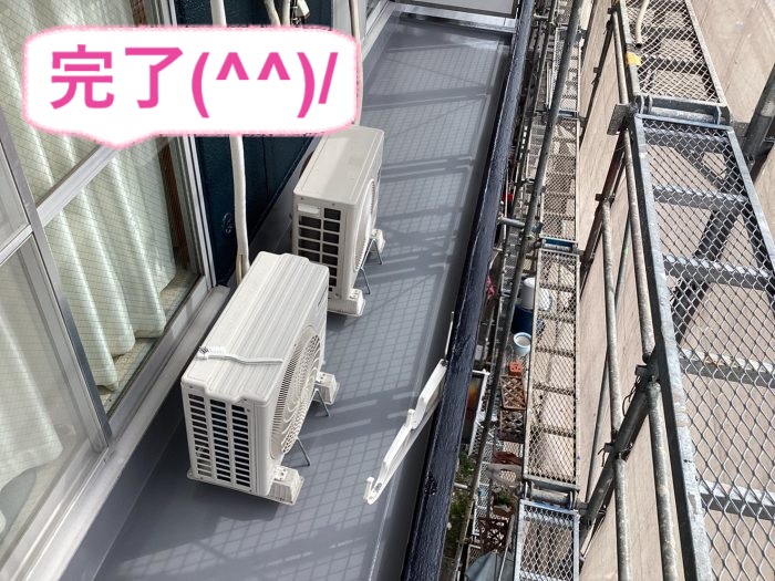 神戸市中央区の膨れが発生しているアパートのバルコニーで低価格でおすすめの防水工事が完了した現場の様子