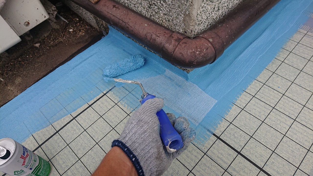 防水工事でクロスを使用してウレタン防水を中塗りしている様子