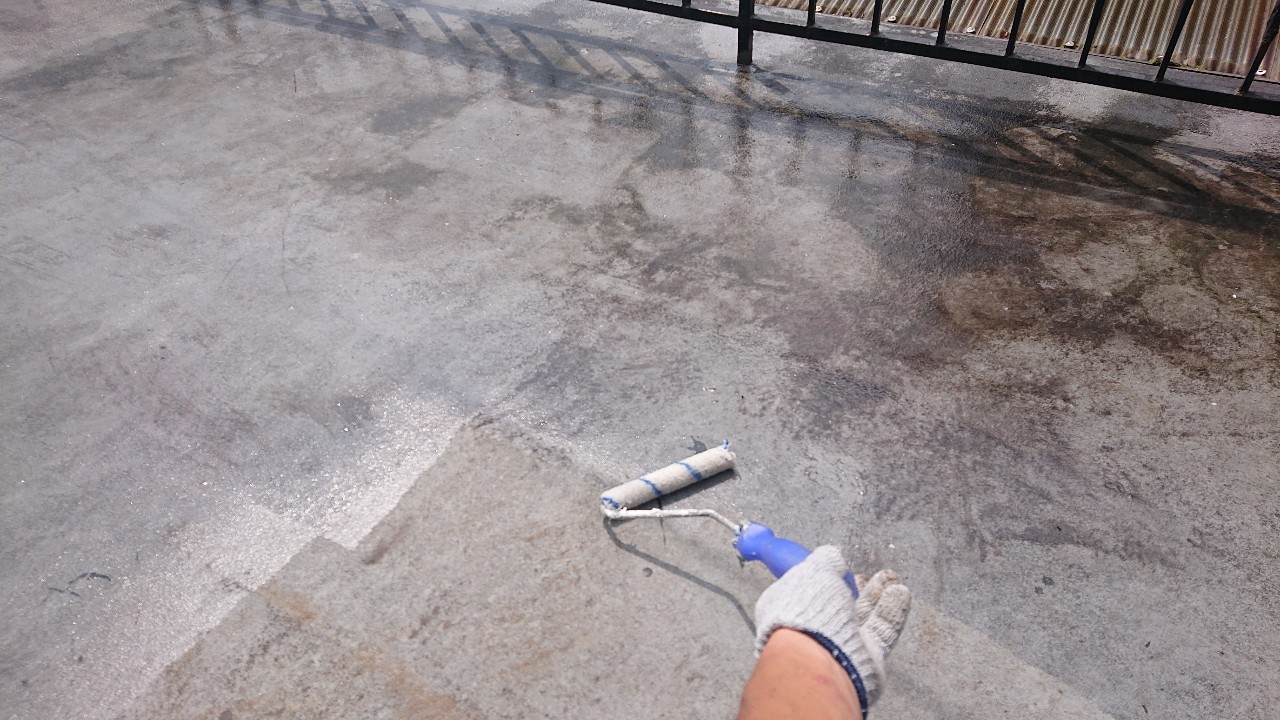神戸市での雨漏り対策で防水工事前にプライマーを塗っている様子