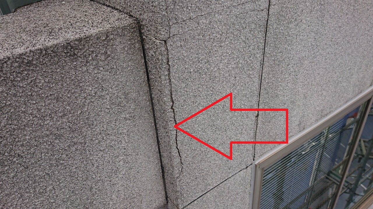 神戸市中央区の外壁補修現場で大きくひび割れたコンクリート壁