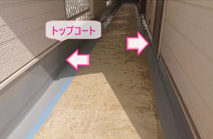 集合住宅の外階段メンテナンスでトップコートを塗っている様子