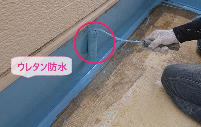 集合住宅の外階段メンテナンスでウレタン防水を塗っている様子