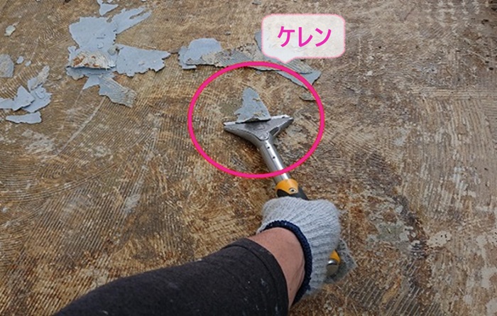 集合住宅の外階段メンテナンスで既存のステップシートを撤去してケレンしている様子