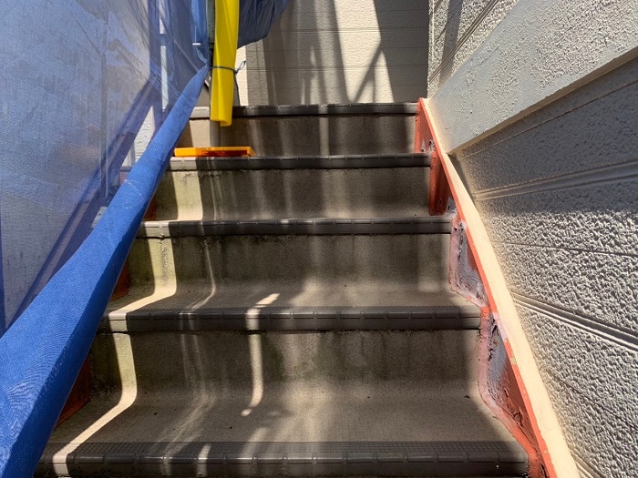 神戸市中央区で青アート階段・廊下の長尺シート貼り替え工事を行う前の様子