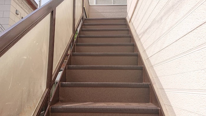 神戸市中央区　アパート廊下・階段の長尺シートを貼り替えた後の様子