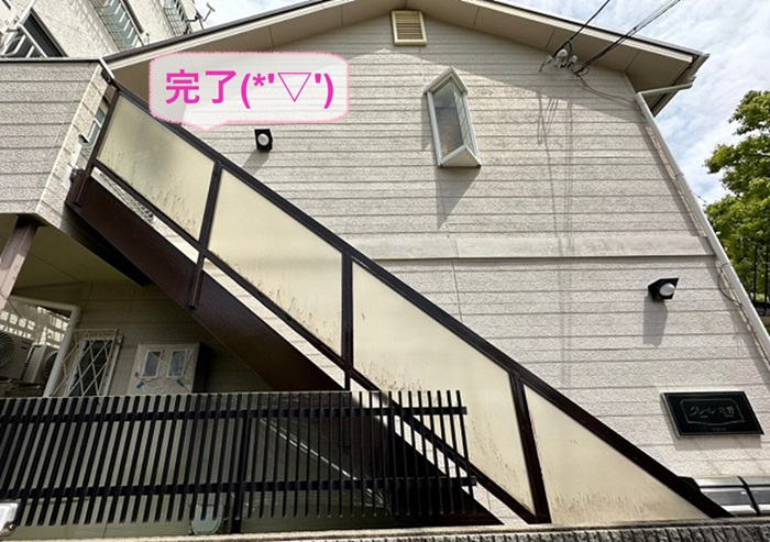 神戸市中央区の外階段のリフォームで錆止め塗装が完了した現場の様子