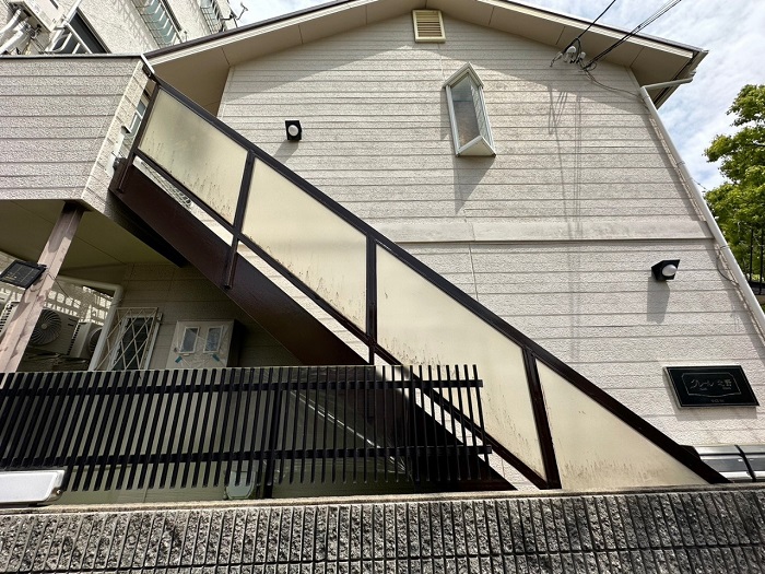 神戸市中央区で錆びた鉄骨階段を塗装し終えた様子