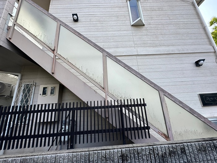 神戸市中央区で錆びた鉄骨階段を塗装する前の様子