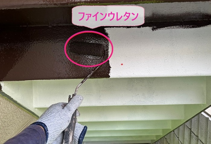 外階段のリフォームでお勧めの塗料のファインウレタンを塗っている様子